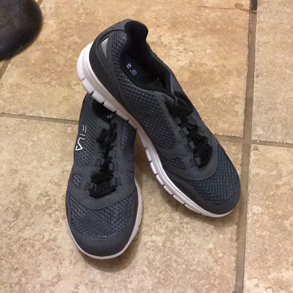 Tennis shoes